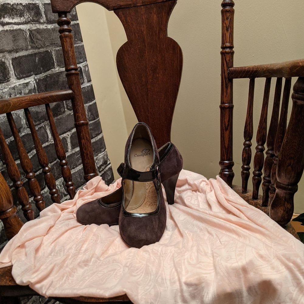 I love comfort brown suede 3" heels size 8 M